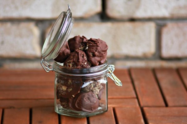 Deliciously indulgent healthy Ferrero Rocher balls Deliciously indulgent healthy Ferrero Rocher balls