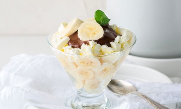 Banana Frozen Yoghurt Sundae Banana & Frozen Yoghurt Sundae