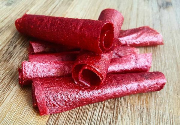 Lunchbox snack: 2 ingredient healthy strawberry roll up Lunchbox snack: 2 ingredient healthy strawberry roll up