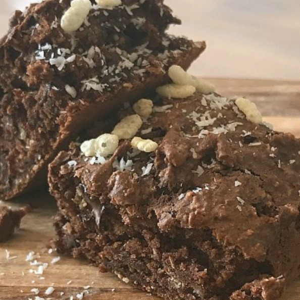 Lunch box-friendly 15 minute healthy chocolate slice Lunch box-friendly 15 minute healthy chocolate slice
