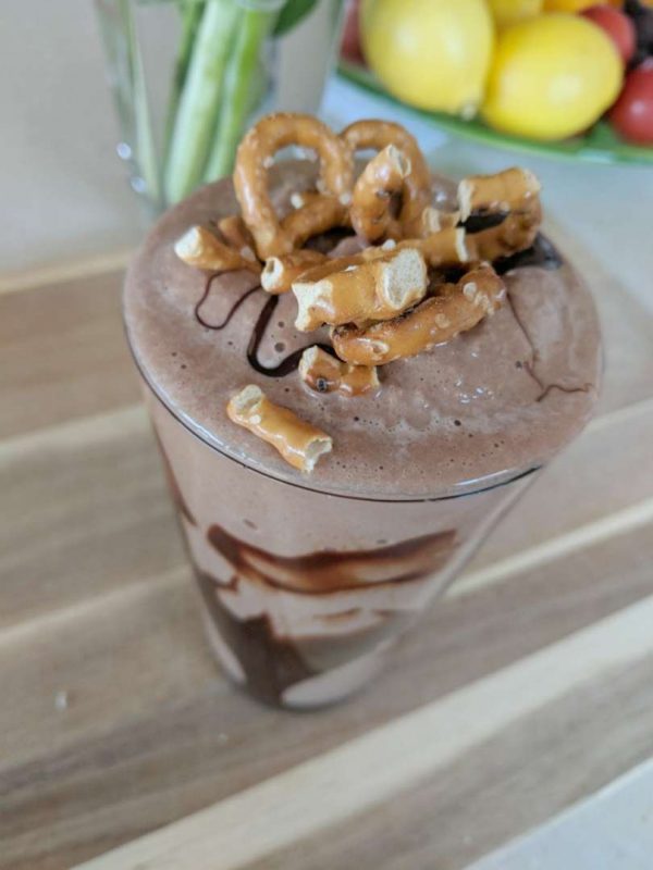 Sweet and salty chocolate pretzel smoothie Sweet and salty chocolate pretzel smoothie