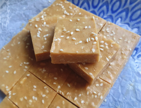 No_bake-honey_comb_sesame_slice